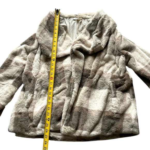 Mystree Faux Fur Jacket in Cream and Tan With Pockets Size Large Neutral - Picture 9 of 11